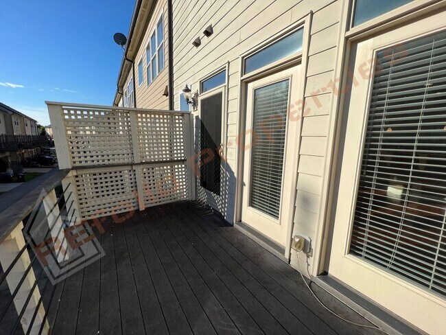 Building Photo - Elegant 3 Story 3 Bedroom Formal Model Tow...