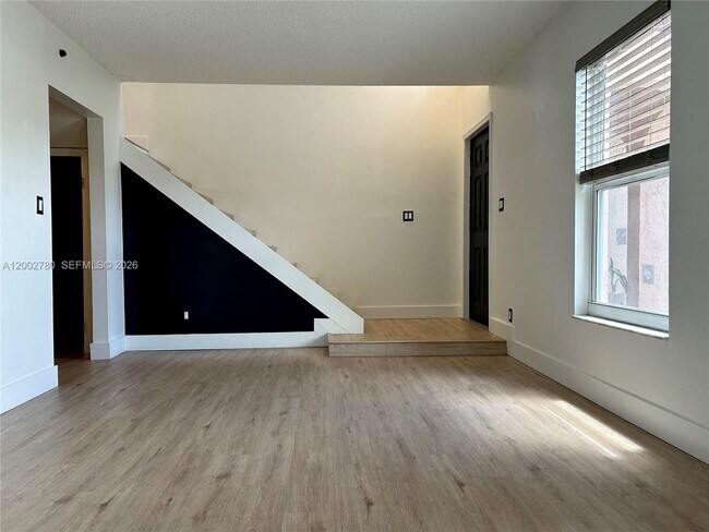 Building Photo - 10 Laredo Pl