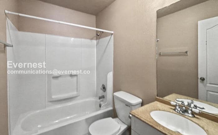 Building Photo - 15915 Rosebriar Dr