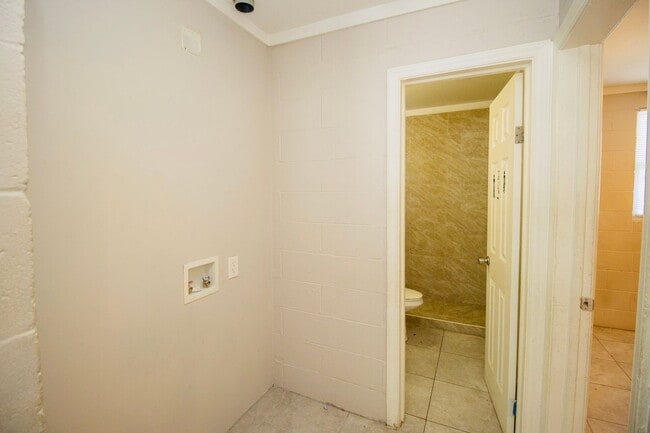 Building Photo - 2 Bedroom, 1 Bath in The Lyon St. Neighborhood -