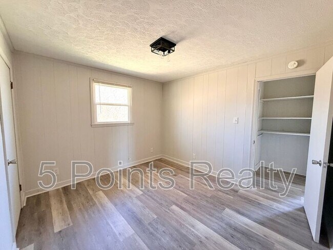 Building Photo - 2121 Bracey Cir