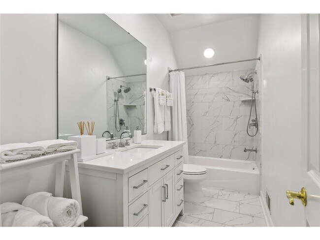 Building Photo - 3115 N Shore Dr