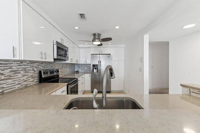 Building Photo - 3580 S Ocean Blvd