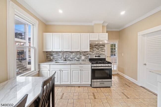 Building Photo - 288 N 6th St