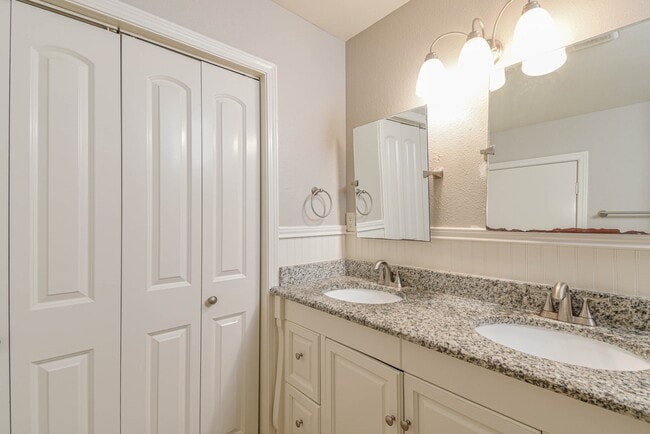 Building Photo - 208 17th Ave N