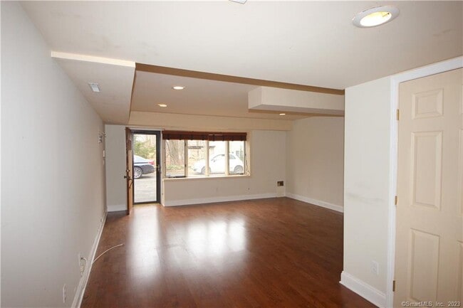 Building Photo - 950 Rock Rimmon Rd