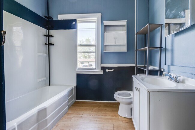 Building Photo - Available MAY 2026 - Beautiful, LARGE 4+ bedroom/2 bath GEM in South Side Slopes!