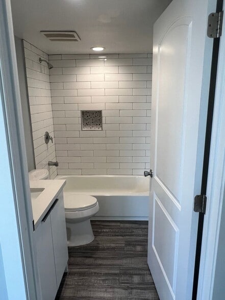 Building Photo - 608 E 29th St