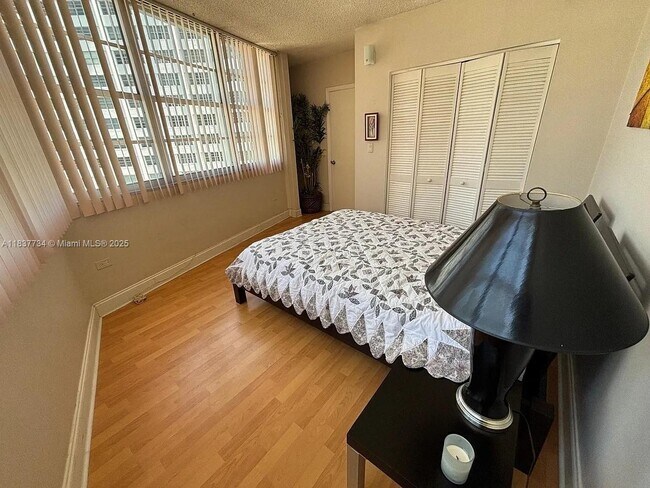 Building Photo - 825 Brickell Bay Dr