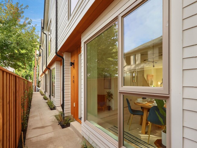 Building Photo - Stunning Townhome-Style Unit with Washer/D...