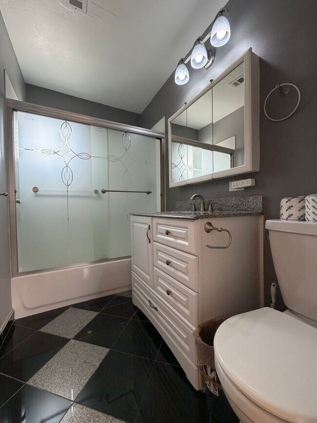 Building Photo - NEW LISTING!! 3 Bedroom 1.5 Bathroom House with Huge Yard, Central Heat & Air!