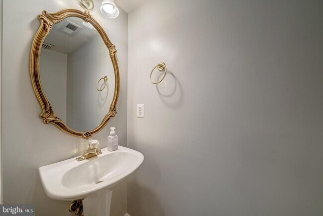 Building Photo - 921 Harrison Cir