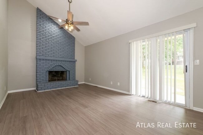 Building Photo - $500 off Move-In Costs and 4 WEEKS FREE RE...