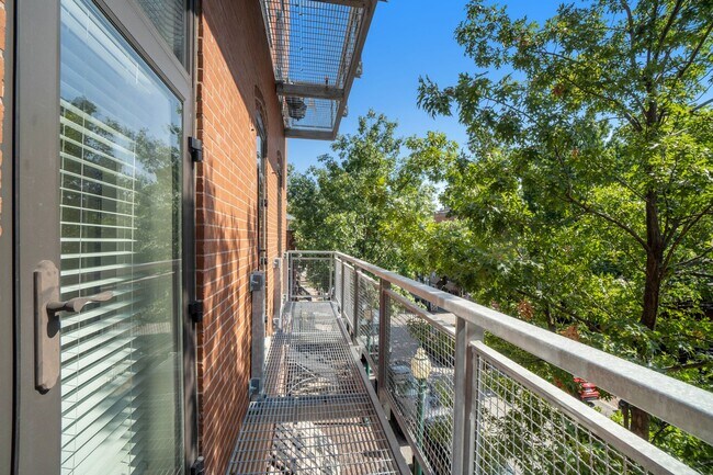 Building Photo - Modern 1 Bedroom, 1 Bath Apartment Home  Located In Historic Westport
