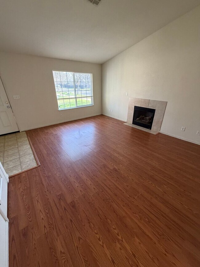 Building Photo - Three Bedroom Two Bathroom House for Rent