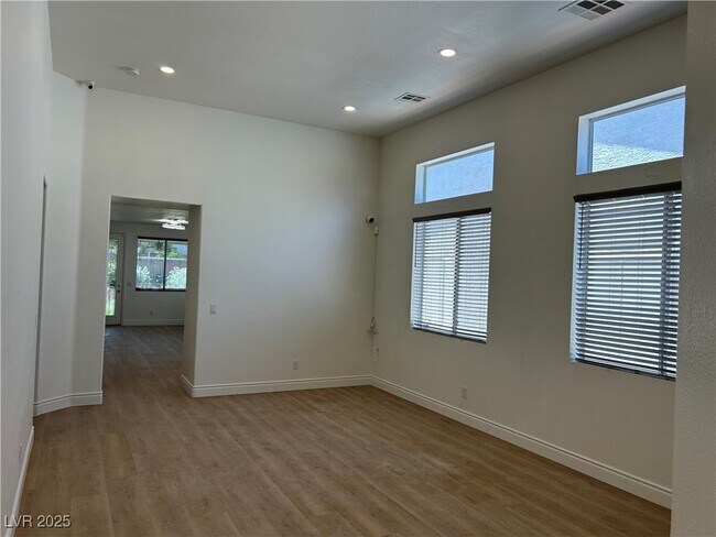 Primary Photo - 3217 Ridgecliff St