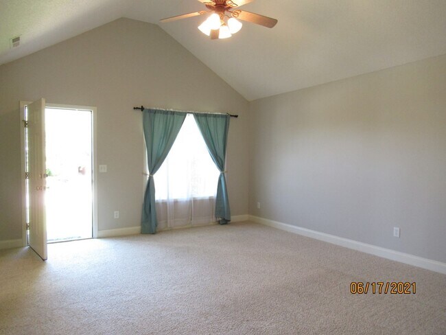 Building Photo - 3430 Beacon Dr