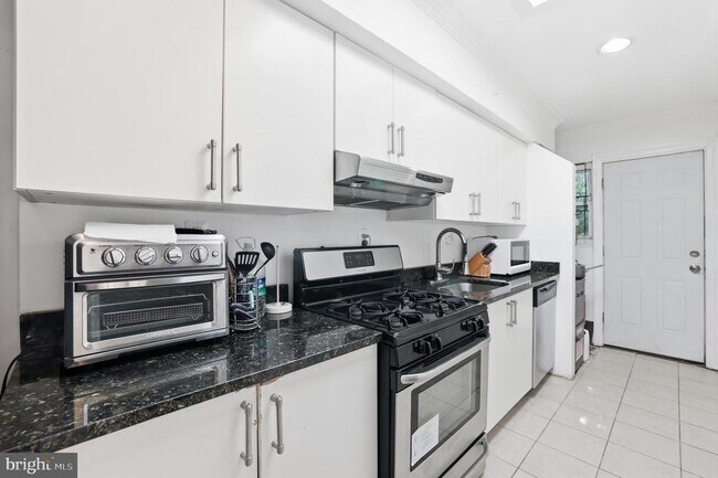 Building Photo - 1701 Montello Ave NE