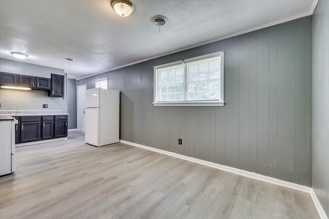 Building Photo - 2408 Southdale Dr