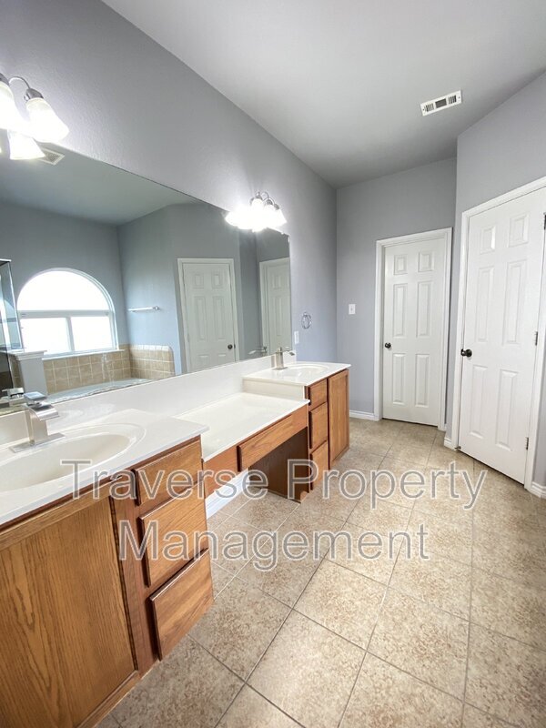 Building Photo - 601 Port Royale Way