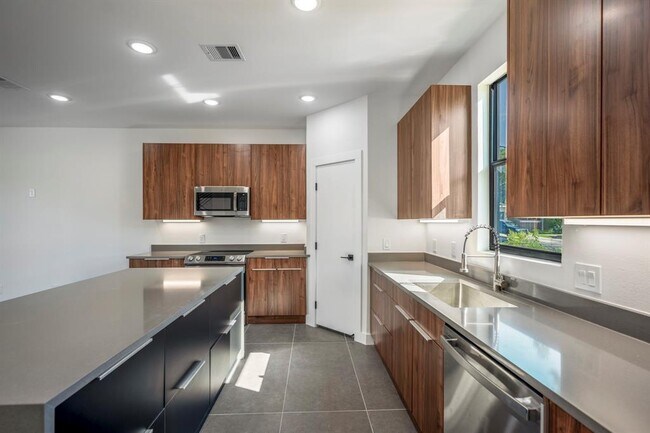Building Photo - 10728 Twin Oak Dr