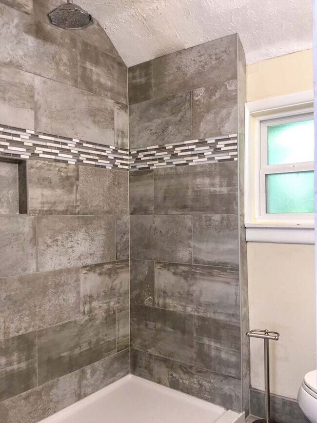 Building Photo - 3 BEDROOMS, 1 FULL BATHROOM + 3 FREE OFF-S...