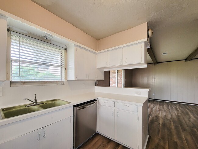 Building Photo - 2114 Yorktown Ct N