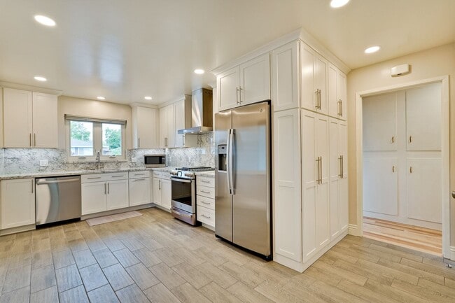 Building Photo - Fully Remodeled Single-Family Home Near Ap...