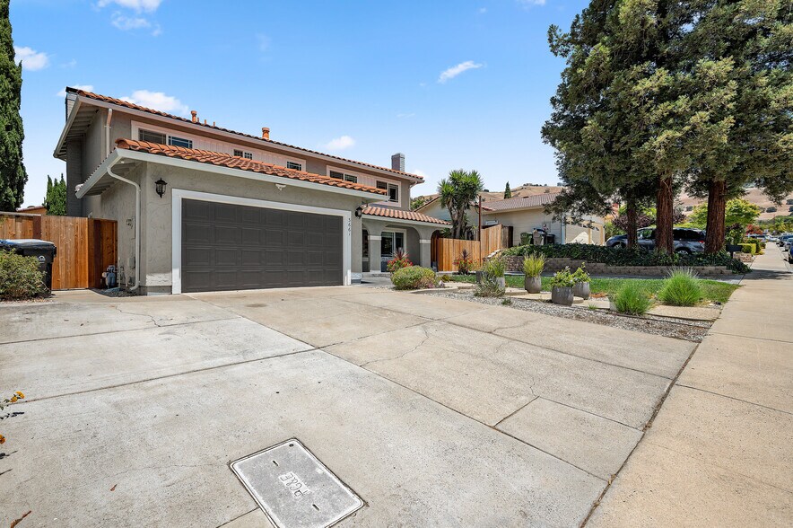 Building Photo - 3661 Slopeview Dr