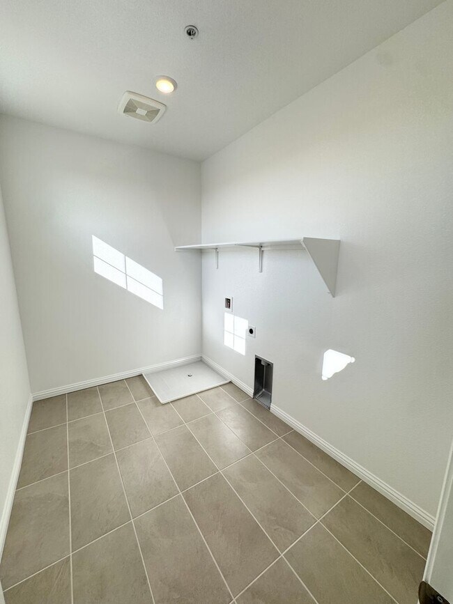 Building Photo - NEWER SOLAR HOME – 4 Bed / 3 Bath + Loft | 2,800 Sq Ft  SEE VIDEO