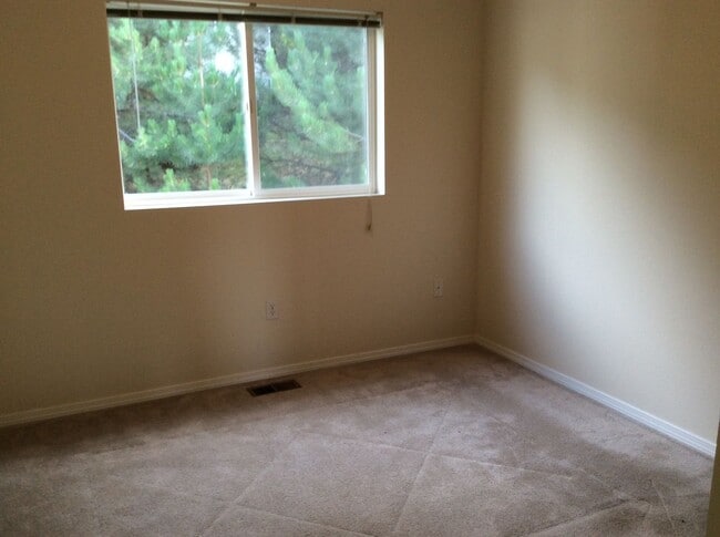 Building Photo - 2430 NW Granite Ct