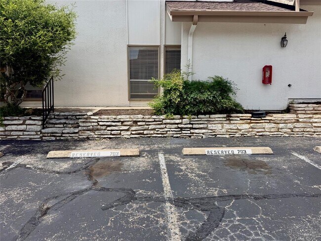 Building Photo - 6910 Hart Ln