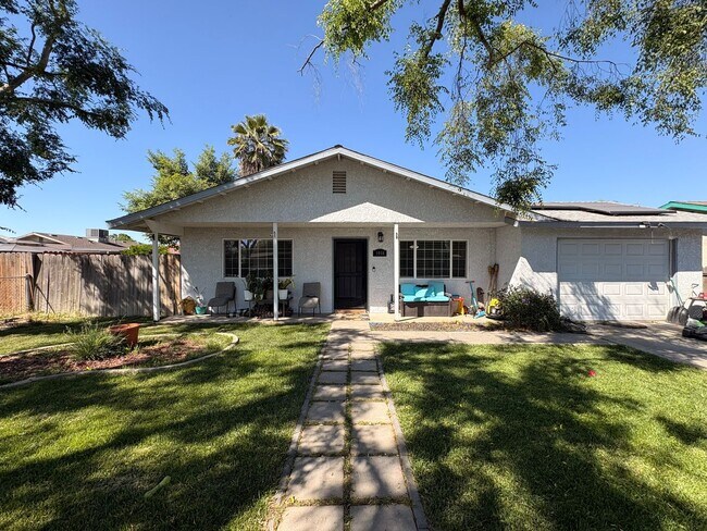 Building Photo - Updated 3 Bedroom Home in Hanford