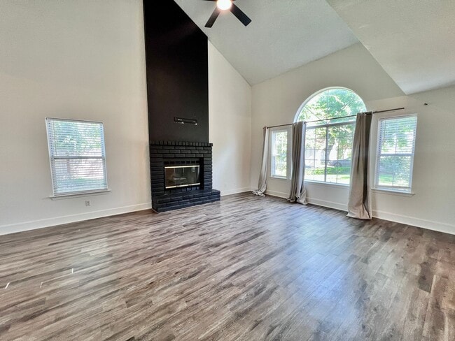 Building Photo - $2,495 Shepherd & Maple, 3 Bedroom 3 full ...