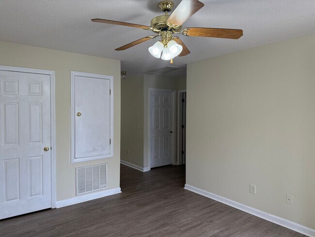 Building Photo - Two bedroom, 1 bath apartment in Graham (P...