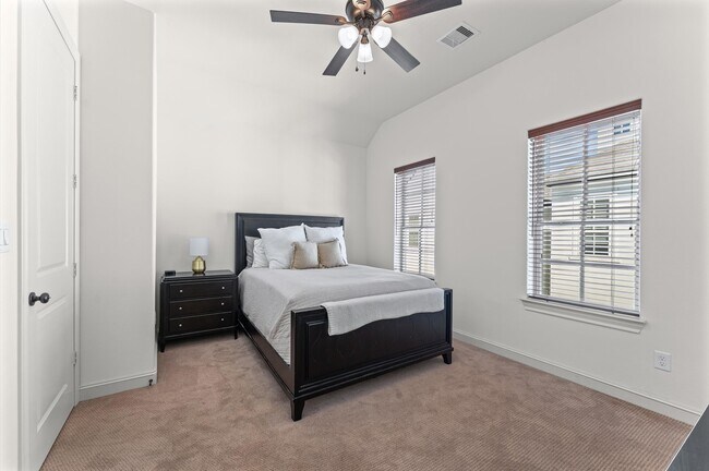 Building Photo - 1139 W 21st St