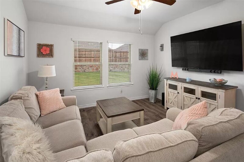 Building Photo - 604 Saddle Club Way