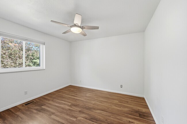 Building Photo - 12 E 500 S