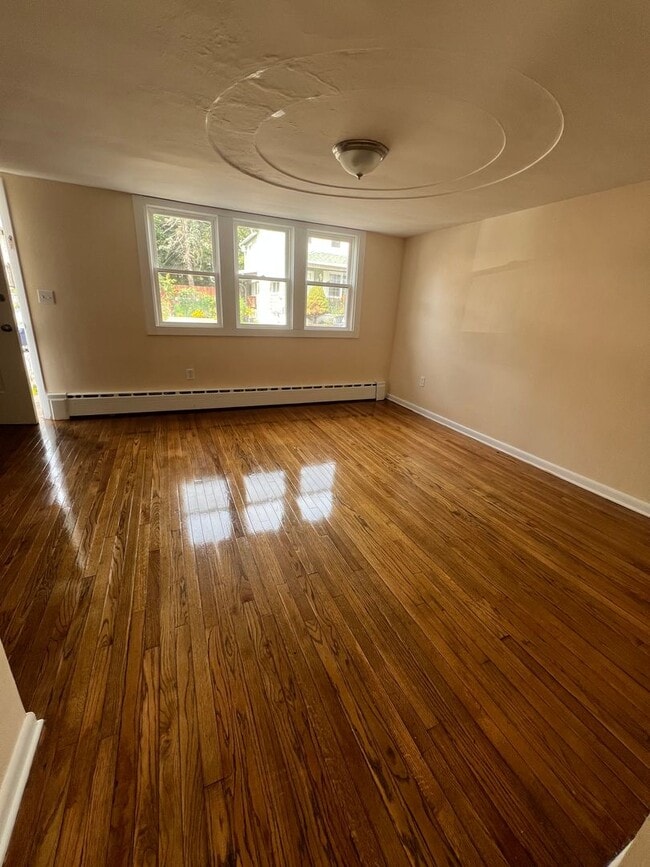 Building Photo - Large 2 Bed/1 Bath Single Family Home - $1...