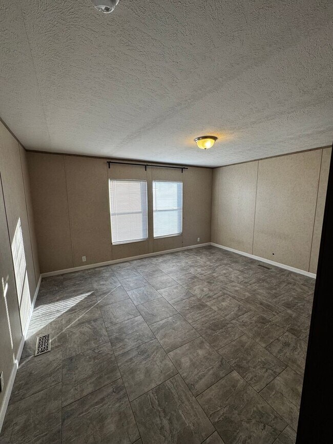 Building Photo - Spacious Four Bedroom Home - Pet Friendly and Horses Allowed!