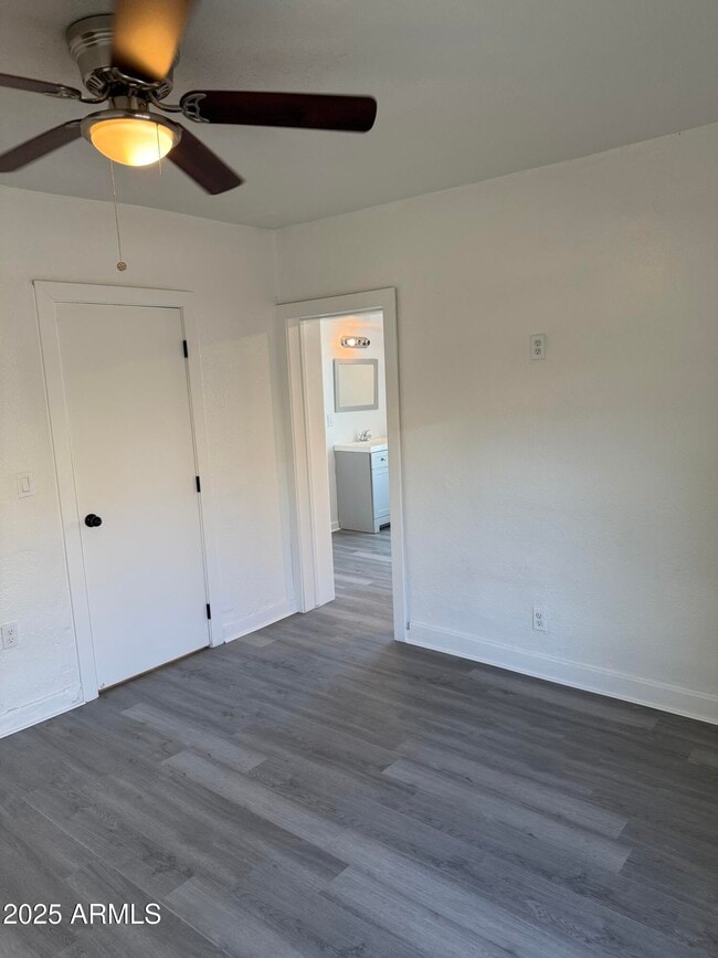 Building Photo - 2536 W Morten Ave