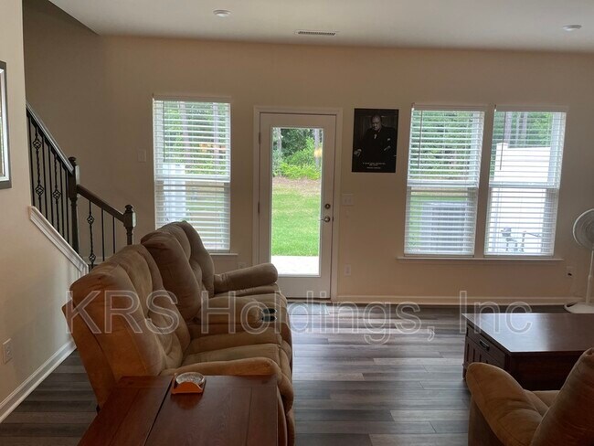 Building Photo - 245 White Oak Ridge Dr