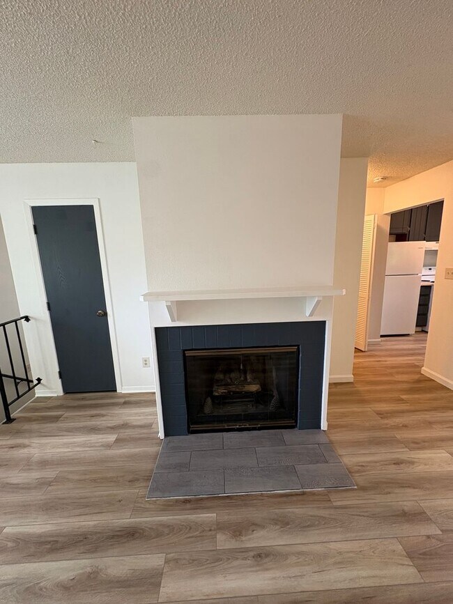 Building Photo - Updated **2 Bedroom | 1.5 Bath | 1-Car Garage Townhome**