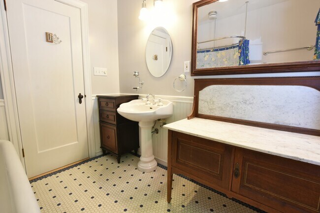 Building Photo - Charming 3 Bedroom 1 Bath Home in Prestigi...