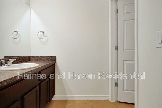 Building Photo - 164 Primrose Dr