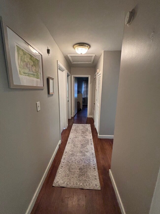 Building Photo - 501 Rosewell Ln