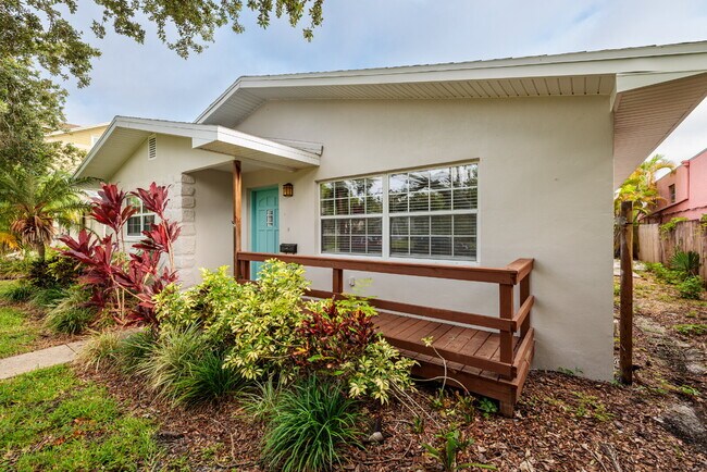 Building Photo - Charming single-family home nestled in des...