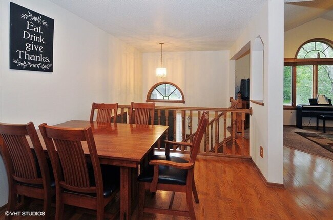 Building Photo - Spacious 5BR Home on Cul-de-Sac – Available June 1