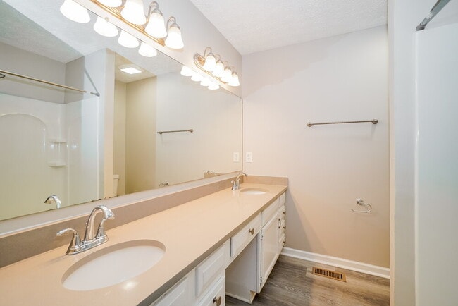 Building Photo - 5037 Shady Oak Dr