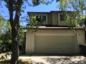 Building Photo - Great 3 bedroom 2.5 bath home